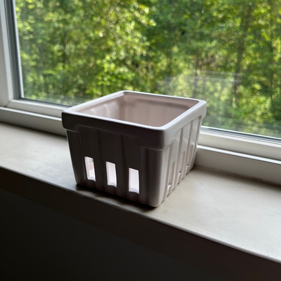 Ceramic Berry Basket - Picture 2 of 3